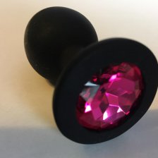 Черная силиконовая пробка с ярко розовым стразом