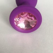 Фиолетовая силиконовая пробка с розовым стразом